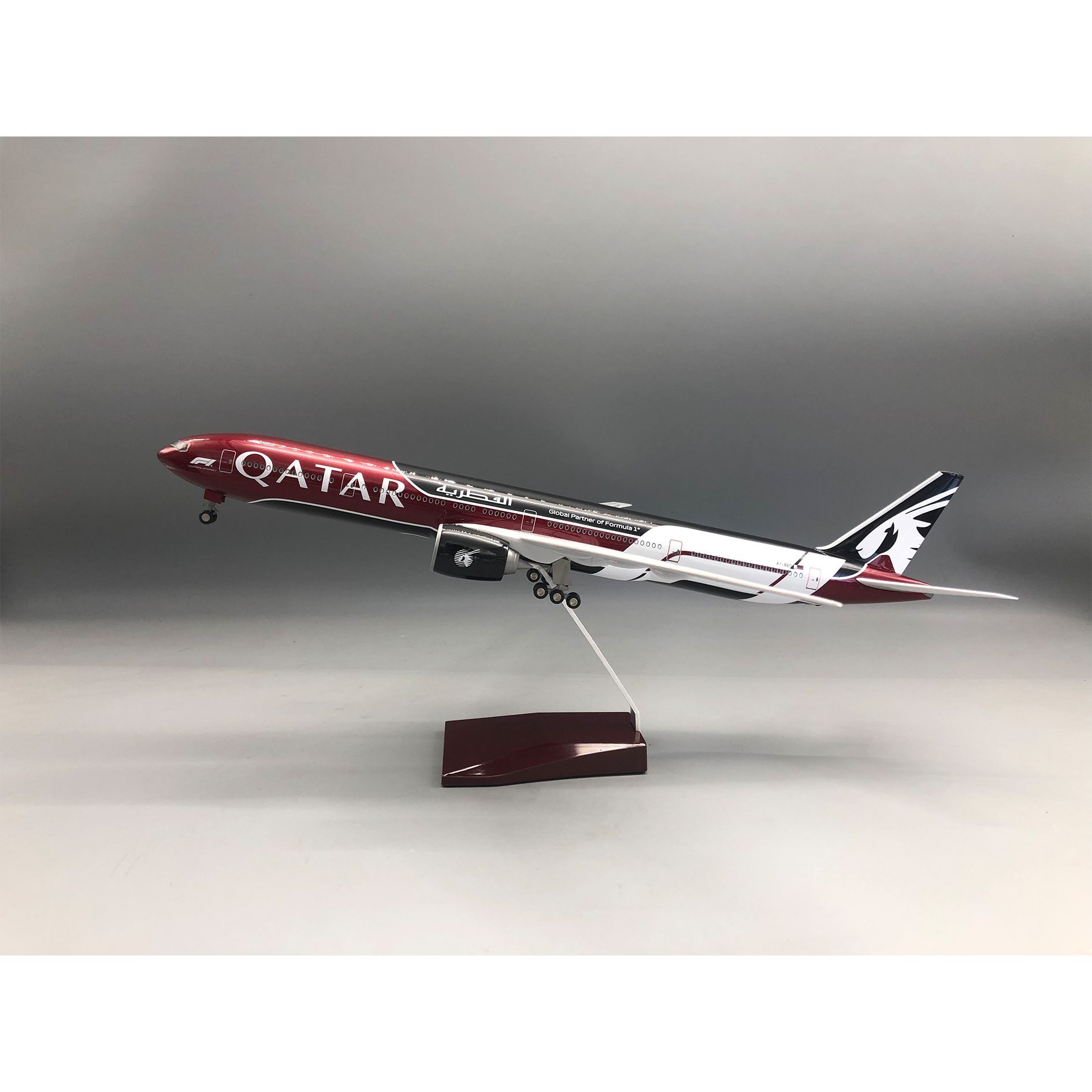 Home Decor Qatar - เครื่องบินจำลองรุ่น B777-300 กาตาร์ ทำจากเรซิ่น สำหรับตกแต่งบ้าน ของสะสมขนาดเล็ก