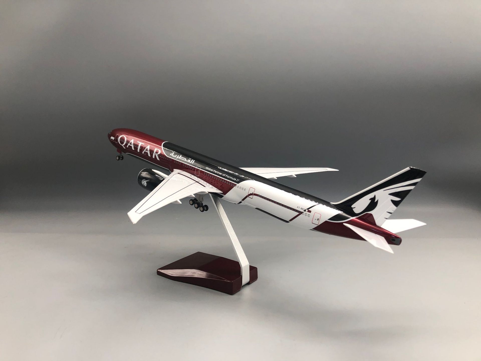 เครื่องบินจำลองรุ่น B777-300 ก - Home Decor Qatar บทวิจารณ์และราคา