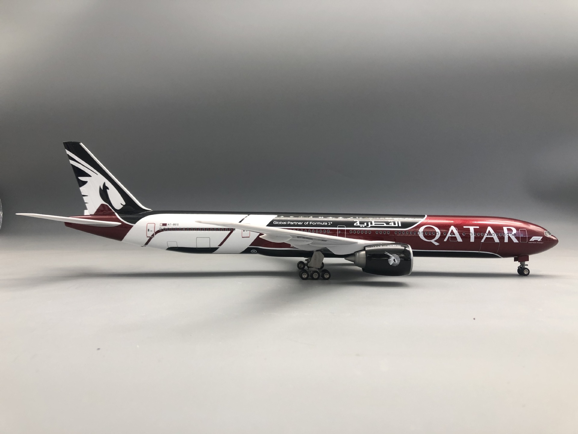 เครื่องบินจำลองรุ่น B777-300 ก - Home Decor Qatar บทวิจารณ์และราคา